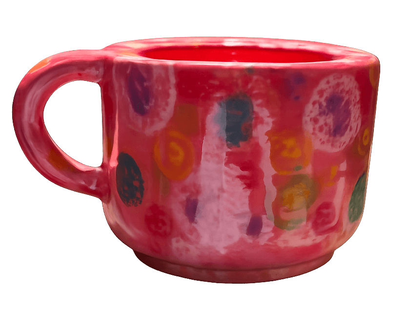 Taza de cerámica pintada con patrones multicolor